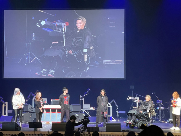 MOVE FES 2024でTSI×吉藤オリィ×武藤将胤の共同開発のユニバーサルデザインウェア「MOVE WEAR」を着用　約1,500人の観客にお披露目