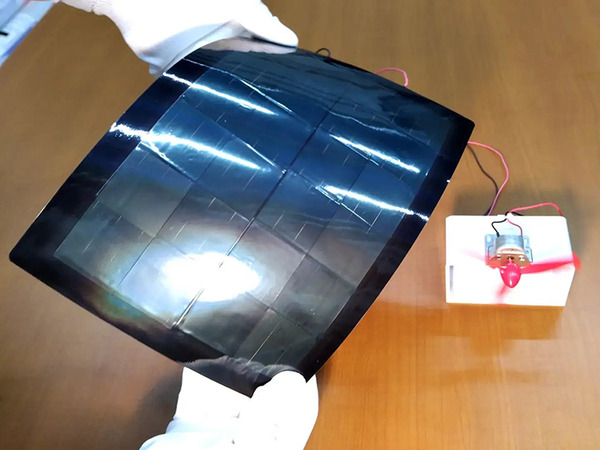 ソフトバンクが軽くて曲がる次世代太陽電池のPXPに約10億円の出資　HAPSやデータセンターでの活用を見込む　PXPは総額15億円の資金調達