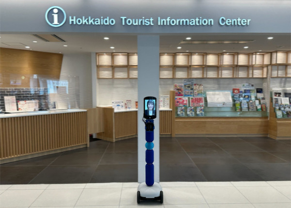新千歳空港でアバターロボットが多言語で案内　ローカル5Gで東京から遠隔操作、複数台を同時稼働、空港業務の人手不足の解消に