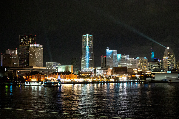 圧巻！一夜限りの「コカ・コーラ クリスマスドローンショー2024」参加レポート　1225機のドローンによるスペクタクルショー