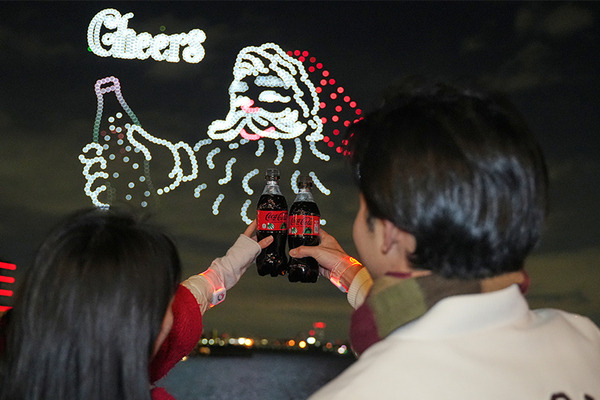 圧巻！一夜限りの「コカ・コーラ クリスマスドローンショー2024」参加レポート　1225機のドローンによるスペクタクルショー