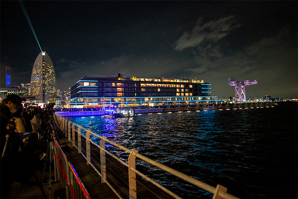 圧巻！一夜限りの「コカ・コーラ クリスマスドローンショー2024」参加レポート　1225機のドローンによるスペクタクルショー