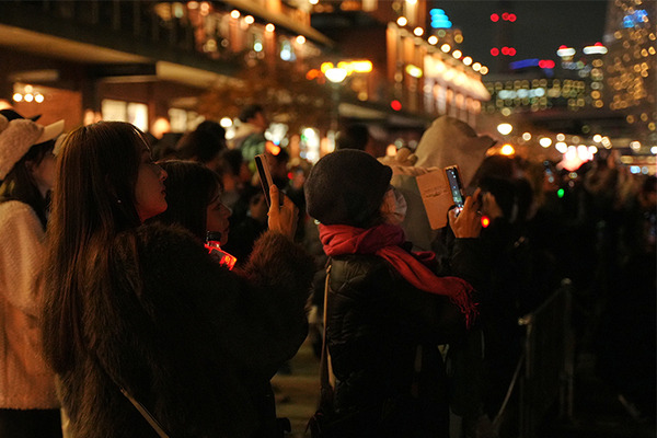 圧巻！一夜限りの「コカ・コーラ クリスマスドローンショー2024」参加レポート　1225機のドローンによるスペクタクルショー