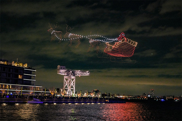 圧巻！一夜限りの「コカ・コーラ クリスマスドローンショー2024」参加レポート　1225機のドローンによるスペクタクルショー