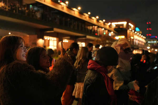 圧巻！一夜限りの「コカ・コーラ クリスマスドローンショー2024」参加レポート　1225機のドローンによるスペクタクルショー