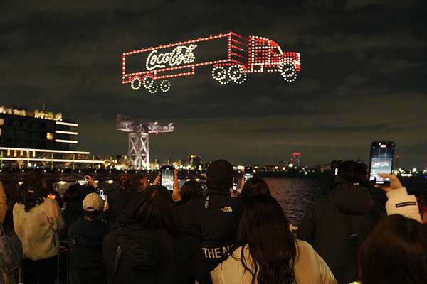 圧巻！一夜限りの「コカ・コーラ クリスマスドローンショー2024」参加レポート　1225機のドローンによるスペクタクルショー