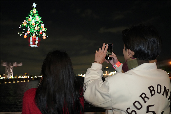 圧巻！一夜限りの「コカ・コーラ クリスマスドローンショー2024」参加レポート　1225機のドローンによるスペクタクルショー
