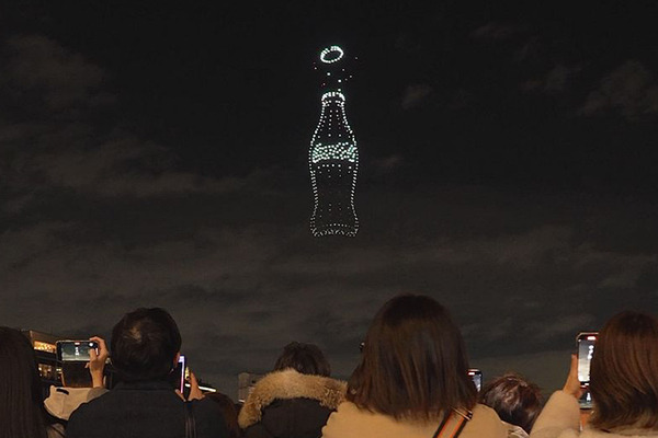 圧巻！一夜限りの「コカ・コーラ クリスマスドローンショー2024」参加レポート　1225機のドローンによるスペクタクルショー