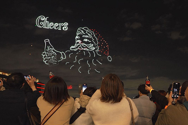 圧巻！一夜限りの「コカ・コーラ クリスマスドローンショー2024」参加レポート　1225機のドローンによるスペクタクルショー