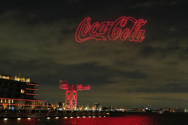 圧巻！一夜限りの「コカ・コーラ クリスマスドローンショー2024」参加レポート　1225機のドローンによるスペクタクルショー