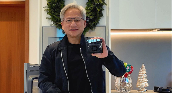 NVIDIAが「Jetson Orin Nano Super」をXmas装飾のキッチンで発表！生成AIモデルの性能を70%も向上、価格は半額