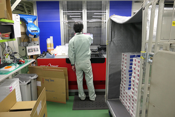 東亜DKKが狭山拠点にAutoStoreを導入。掘り下げで段数を稼ぎ、出荷荷待ち時間も短縮。多品種の部品管理を効率的に