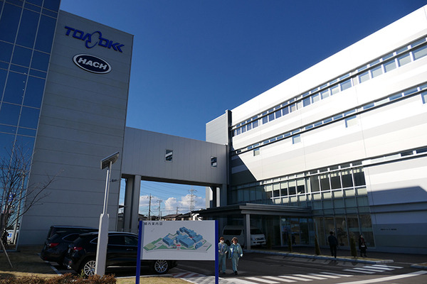 東亜DKKが狭山拠点にAutoStoreを導入。掘り下げで段数を稼ぎ、出荷荷待ち時間も短縮。多品種の部品管理を効率的に