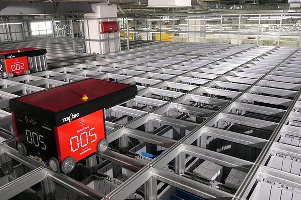 東亜DKKが狭山拠点にAutoStoreを導入。掘り下げで段数を稼ぎ、出荷荷待ち時間も短縮。多品種の部品管理を効率的に