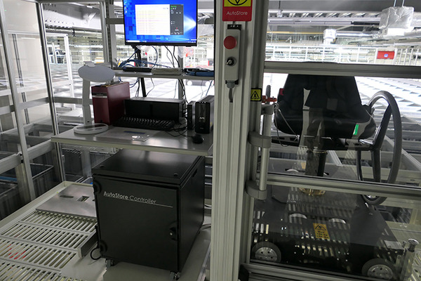 東亜DKKが狭山拠点にAutoStoreを導入。掘り下げで段数を稼ぎ、出荷荷待ち時間も短縮。多品種の部品管理を効率的に