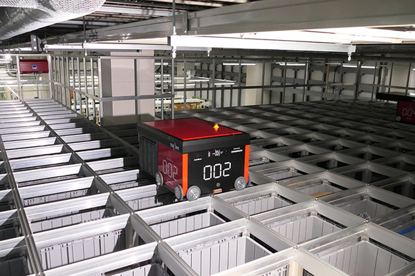 東亜DKKが狭山拠点にAutoStoreを導入。掘り下げで段数を稼ぎ、出荷荷待ち時間も短縮。多品種の部品管理を効率的に
