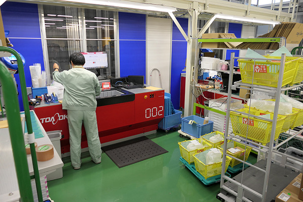 東亜DKKが狭山拠点にAutoStoreを導入。掘り下げで段数を稼ぎ、出荷荷待ち時間も短縮。多品種の部品管理を効率的に