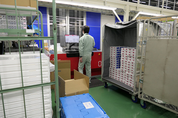 東亜DKKが狭山拠点にAutoStoreを導入。掘り下げで段数を稼ぎ、出荷荷待ち時間も短縮。多品種の部品管理を効率的に