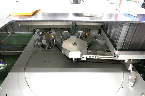 東亜DKKが狭山拠点にAutoStoreを導入。掘り下げで段数を稼ぎ、出荷荷待ち時間も短縮。多品種の部品管理を効率的に