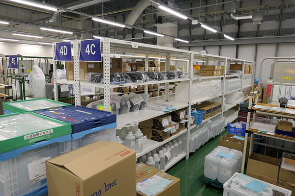 東亜DKKが狭山拠点にAutoStoreを導入。掘り下げで段数を稼ぎ、出荷荷待ち時間も短縮。多品種の部品管理を効率的に