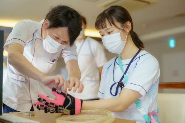 脳卒中や脊髄損傷による手指の麻痺を改善するリハビリテーション支援ロボット「Narem」が特許を取得　SACRAと北九州市立大学が共同開発