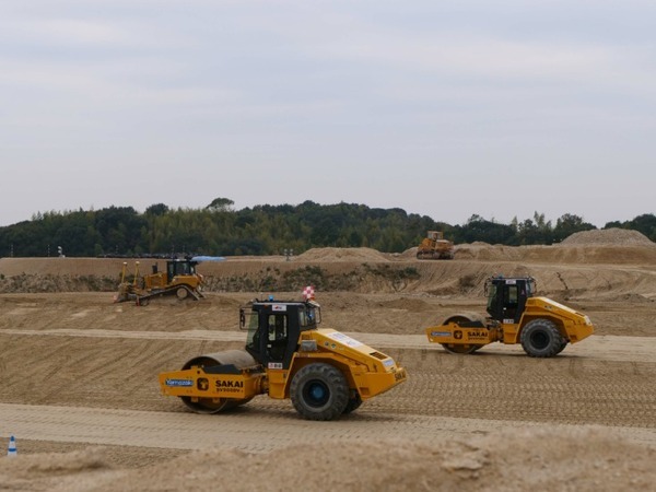 鹿島、自動化施工システムを造成工事へ本格適用　振動ローラの自動運転と複数台の連携など「現場の工場化」を推進