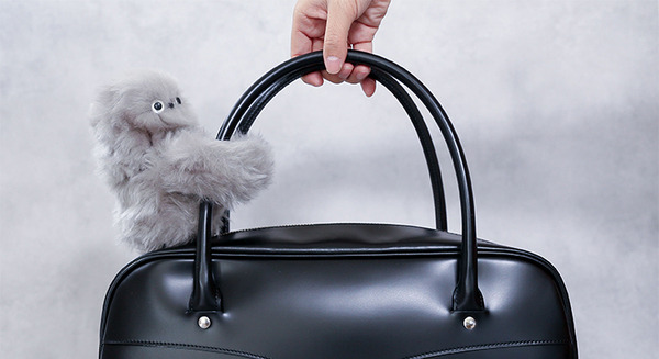 近くの人を可愛くチラ見、バッグに抱きつくロボット「みるみ」発表！ ユカイ工学がCESで展示
