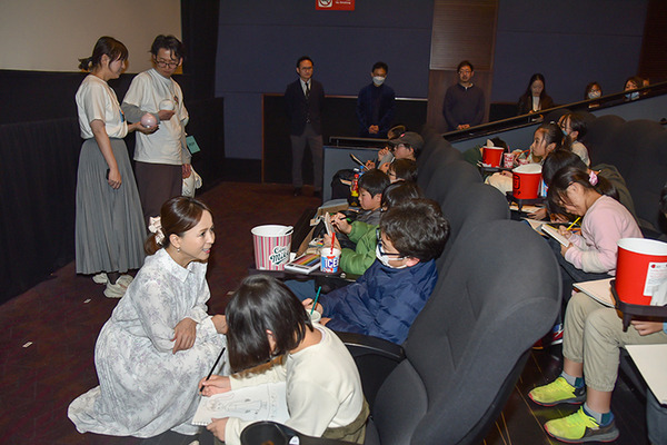 アシストロボット『野生の島のロズ』の感動物語が世界43カ国でNo.1ヒット!「THE★ROBOTS」が子供たち体験イベントに登場