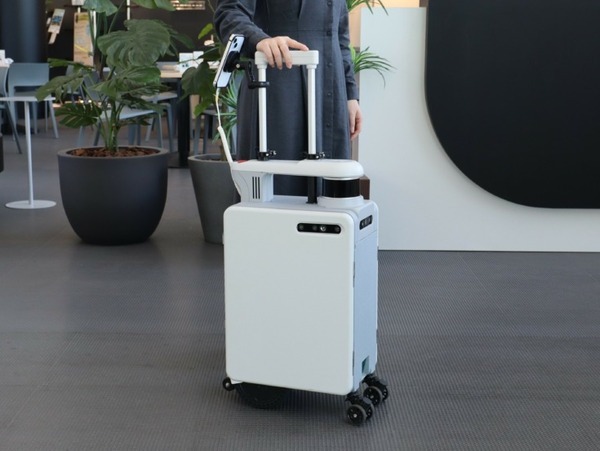 ナビロボット「AIスーツケース」がデザイン一新　AI音声対話など新機能を搭載して大阪・関西万博で本格実証へ