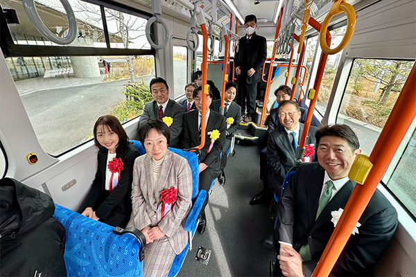 川崎市で都県をまたぐ自動運転バスの実証実験スタート、2027年度にレベル4の社会実装を目指す　出発式と試乗会を開催