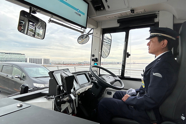 川崎市で都県をまたぐ自動運転バスの実証実験スタート、2027年度にレベル4の社会実装を目指す　出発式と試乗会を開催