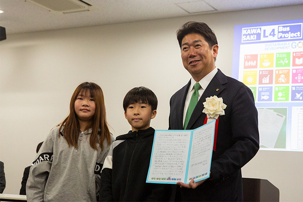 川崎市で都県をまたぐ自動運転バスの実証実験スタート、2027年度にレベル4の社会実装を目指す　出発式と試乗会を開催