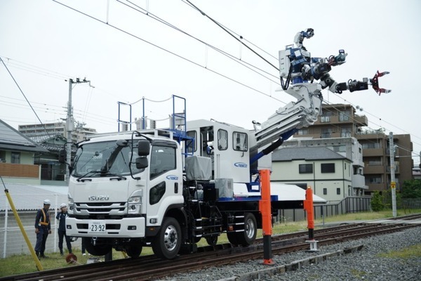 JR西日本や人機一体ら、初の鉄道設備メンテナンス人型ロボット「多機能鉄道重機（仮称）」の製品名称を募集