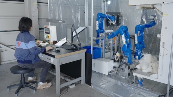 ワコールがメルトブロー法で立体物を作る新技術「Melooop」を独自開発　ロボットアームの軌道コントロール、かたちや厚み伸度を調整