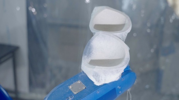 ワコールがメルトブロー法で立体物を作る新技術「Melooop」を独自開発　ロボットアームの軌道コントロール、かたちや厚み伸度を調整