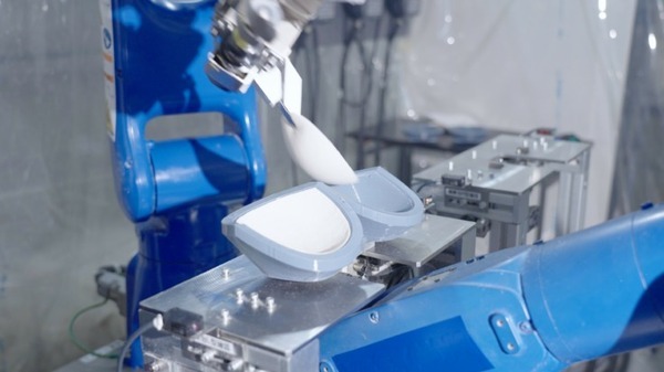 ワコールがメルトブロー法で立体物を作る新技術「Melooop」を独自開発　ロボットアームの軌道コントロール、かたちや厚み伸度を調整