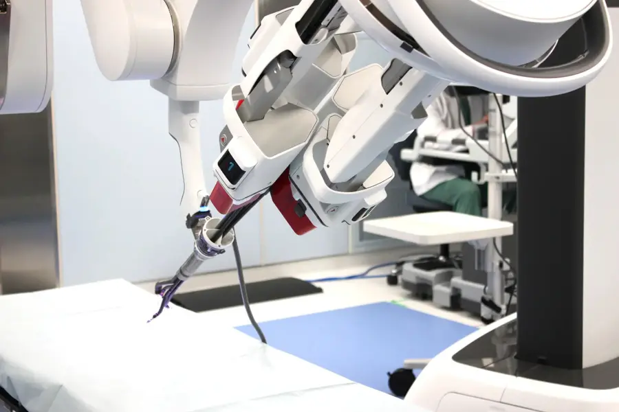 【日本初】大阪けいさつ病院が1つの傷口だけの「単孔式ロボット支援手術」を実施　最新機種「ダビンチSP」で患者負担軽減へ