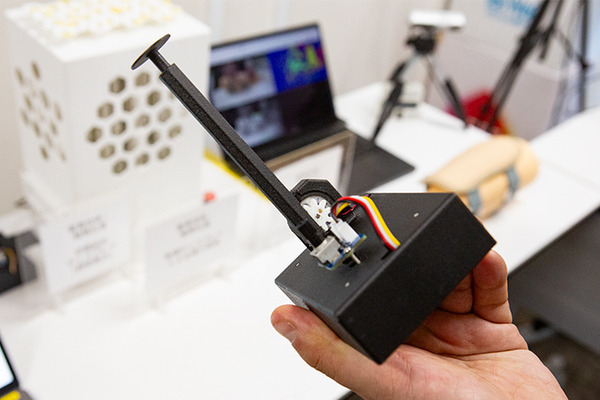 NTT東日本「触覚と映像を使ったオンライン診療」デモを公開　現場の看護士と遠隔の医師がIOWNでリアル触診　ユカイ工学が協力