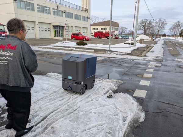 Hakobotが四輪駆動・四輪操舵の自動配送ロボットで雪道走行の実証実験へ　カスタムホイールとオフロードタイヤで雪道走破に臨む
