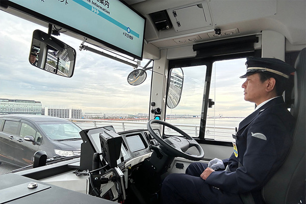 川崎市の自動運転EVバス 試乗レポート、自動運転の見どころと最新事情を徹底解説　信号協調・車線変更・車両価格・レベル4認可までetc