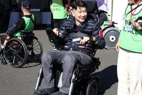 「トヨタイムズ」がコボリンの姿勢変換機能つきロボット電動車いす「ハイネル」を紹介　実証実験の様子を特集