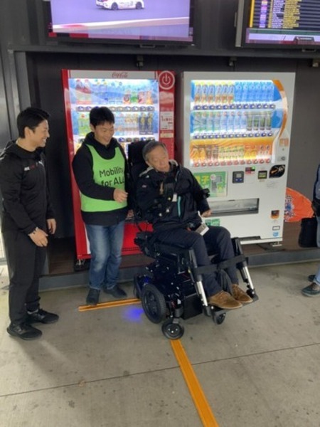 「トヨタイムズ」がコボリンの姿勢変換機能つきロボット電動車いす「ハイネル」を紹介　実証実験の様子を特集