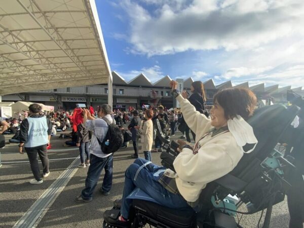 「トヨタイムズ」がコボリンの姿勢変換機能つきロボット電動車いす「ハイネル」を紹介　実証実験の様子を特集