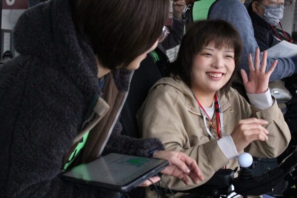 「トヨタイムズ」がコボリンの姿勢変換機能つきロボット電動車いす「ハイネル」を紹介　実証実験の様子を特集