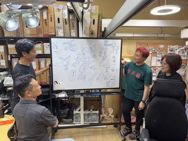 「トヨタイムズ」がコボリンの姿勢変換機能つきロボット電動車いす「ハイネル」を紹介　実証実験の様子を特集