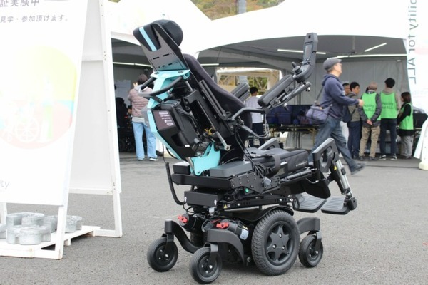 「トヨタイムズ」がコボリンの姿勢変換機能つきロボット電動車いす「ハイネル」を紹介　実証実験の様子を特集