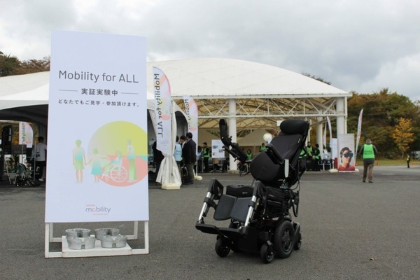 「トヨタイムズ」がコボリンの姿勢変換機能つきロボット電動車いす「ハイネル」を紹介　実証実験の様子を特集