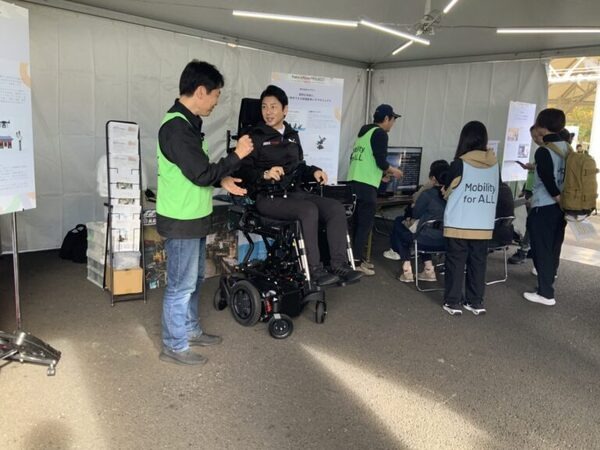「トヨタイムズ」がコボリンの姿勢変換機能つきロボット電動車いす「ハイネル」を紹介　実証実験の様子を特集