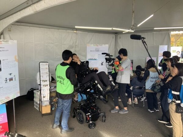 「トヨタイムズ」がコボリンの姿勢変換機能つきロボット電動車いす「ハイネル」を紹介　実証実験の様子を特集