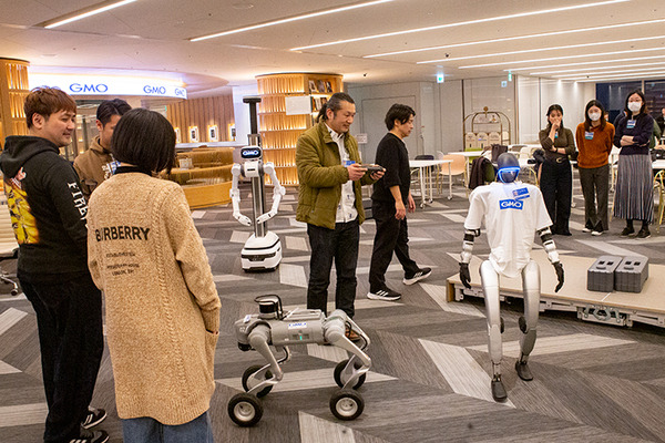 話題のヒューマノイドが歩き回る！犬型ロボや警備ロボ、搬送ロボなどが集結　GMO AIRが社内向けロボット体験会を開催
